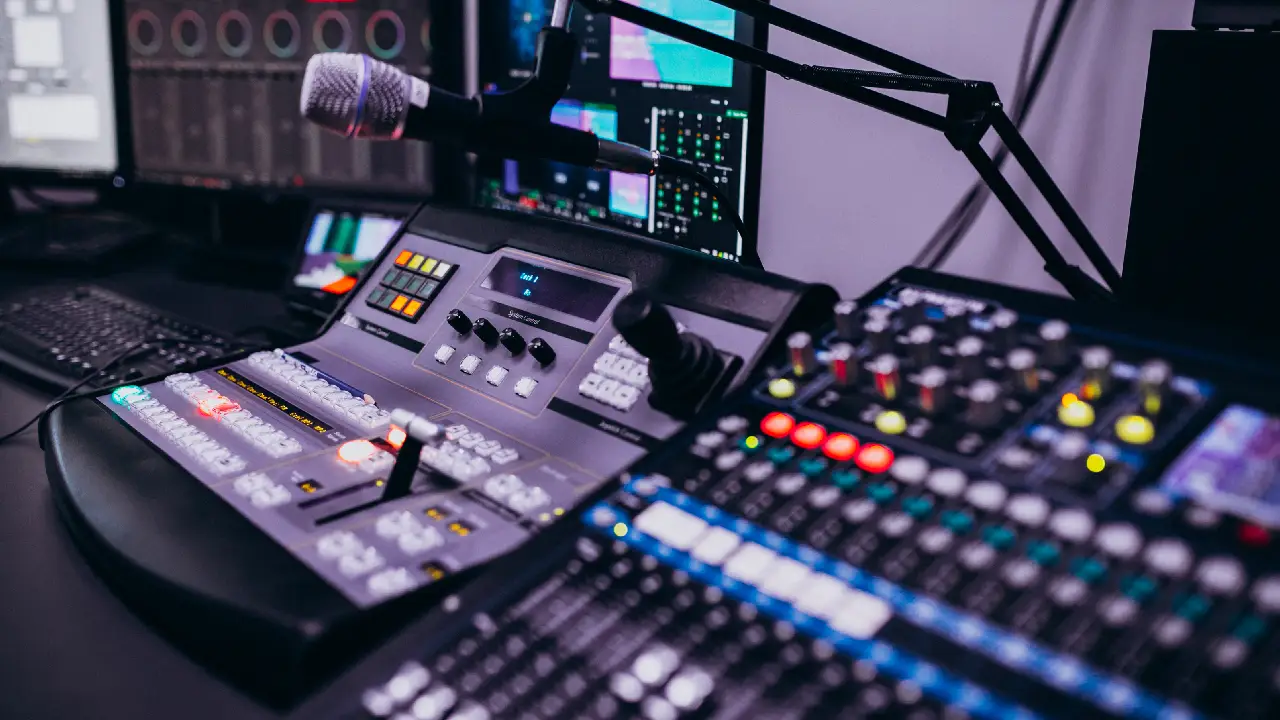 Audio-visual receiver setup in a home entertainment system